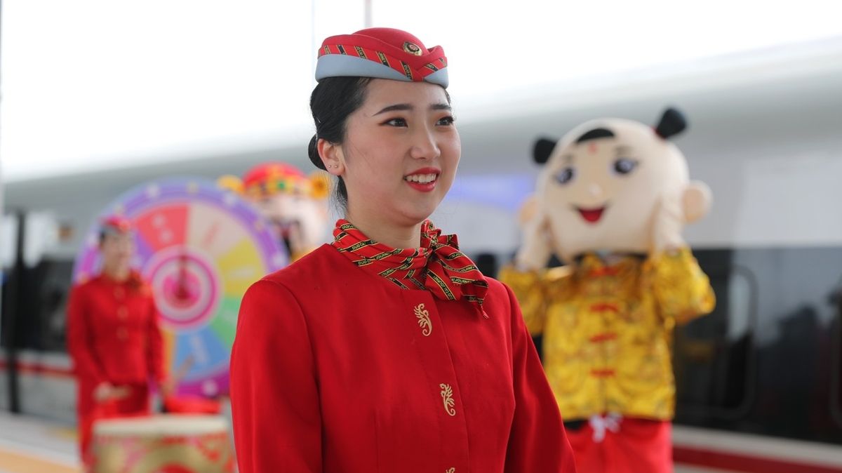 Čínský letecký úřad radí letuškám kvůli covidu používat plíny